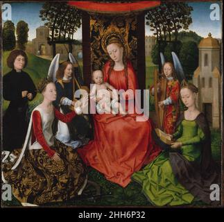 Jungfrau und Kind mit den Heiligen Katharina von Alexandria und Barbara Anfang 1480s Hans Memling Niederländisch die harmonische Komposition des Bildes wurde aus einem großen, gefeierten Altarbild Hans Memling adaptiert, das 1479 für den Sint-Janshospitaal in Brügge fertiggestellt wurde. Diese kleinere, bescheidenere Version wurde von einem anonymen Spender in Auftrag gegeben, der links kniet. Es wird ihm gezeigt, wie er seinen Rosenkranz rezitiert, während er die mystische Ehe der heiligen Katharina mit dem Kleinkind Jesus betrachtet. Die heilige Barbara, deren Attribut – der Turm – sich hinter ihr befindet, setzt durch Lesen ein meditatives Beispiel. Die Weinlaube über dem Thron der Jungfrau und Stockfoto