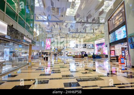 Singapur - Januar 2022: Duty Free Shop Area Architecture am Flughafen Singapur Changi. Der Flughafen Singapur Changi ist einer der größten Flughäfen in Asien. Stockfoto