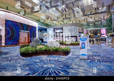 Singapur - Januar 2022: Duty Free Shop Area Architecture am Flughafen Singapur Changi. Der Flughafen Singapur Changi ist einer der größten Flughäfen in Asien. Stockfoto