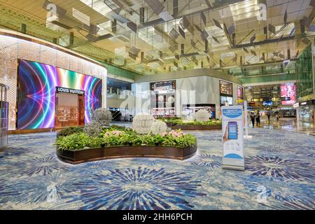 Singapur - Januar 2022: Duty Free Shop Area Architecture am Flughafen Singapur Changi. Der Flughafen Singapur Changi ist einer der größten Flughäfen in Asien. Stockfoto