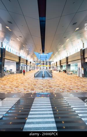 Singapur - Januar 2022: Duty Free Shop Area Architecture am Flughafen Singapur Changi. Der Flughafen Singapur Changi ist einer der größten Flughäfen in Asien. Stockfoto