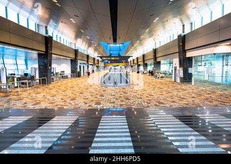 Singapur - Januar 2022: Duty Free Shop Area Architecture am Flughafen Singapur Changi. Der Flughafen Singapur Changi ist einer der größten Flughäfen in Asien. Stockfoto