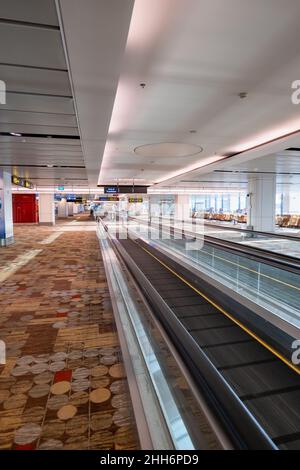 Singapur - Januar 2022: Duty Free Shop Area Architecture am Flughafen Singapur Changi. Der Flughafen Singapur Changi ist einer der größten Flughäfen in Asien. Stockfoto