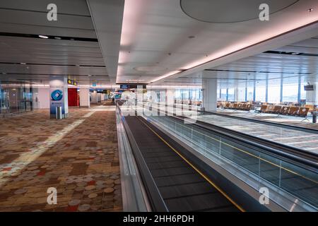 Singapur - Januar 2022: Duty Free Shop Area Architecture am Flughafen Singapur Changi. Der Flughafen Singapur Changi ist einer der größten Flughäfen in Asien. Stockfoto