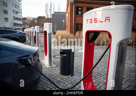 22. Januar 2022, Berlin: Fahrzeuge der Marke Tesla stehen an einer Reihe von Tesla-Schnellladestationen auf dem EUREF-Campus in Berlin-Schöneberg. Nach etwa 20 Minuten sollen die Batterien zu 70 % aufgeladen sein. Foto: Bernd von Jutrczenka/dpa Stockfoto