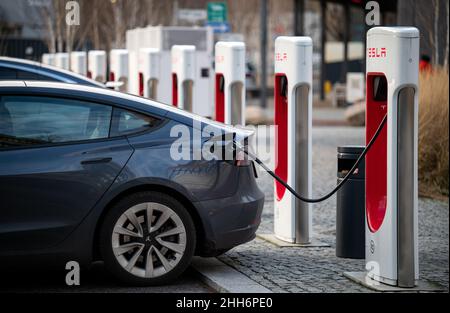 22. Januar 2022, Berlin: Fahrzeuge der Marke Tesla stehen an einer Reihe von Tesla-Schnellladestationen auf dem EUREF-Campus in Berlin-Schöneberg. Nach etwa 20 Minuten sollen die Batterien zu 70 % aufgeladen sein. Foto: Bernd von Jutrczenka/dpa Stockfoto