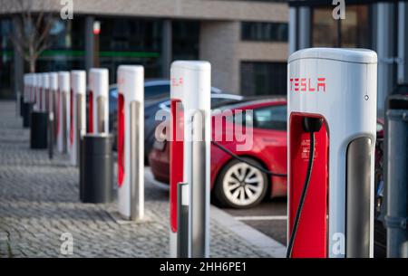 22. Januar 2022, Berlin: Fahrzeuge der Marke Tesla stehen an einer Reihe von Tesla-Schnellladestationen auf dem EUREF-Campus in Berlin-Schöneberg. Nach etwa 20 Minuten sollen die Batterien zu 70 % aufgeladen sein. Foto: Bernd von Jutrczenka/dpa Stockfoto