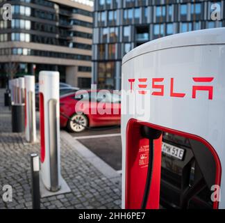 22. Januar 2022, Berlin: Fahrzeuge der Marke Tesla stehen an einer Reihe von Tesla-Schnellladestationen auf dem EUREF-Campus in Berlin-Schöneberg. Nach etwa 20 Minuten sollen die Batterien zu 70 % aufgeladen sein. Foto: Bernd von Jutrczenka/dpa Stockfoto