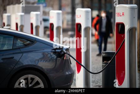 22. Januar 2022, Berlin: Fahrzeuge der Marke Tesla stehen an einer Reihe von Tesla-Schnellladestationen auf dem EUREF-Campus in Berlin-Schöneberg. Nach etwa 20 Minuten sollen die Batterien zu 70 % aufgeladen sein. Foto: Bernd von Jutrczenka/dpa Stockfoto