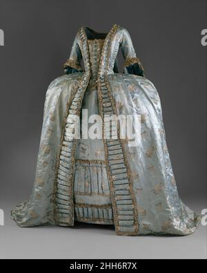 Robe à la Française ca. 1765 Europäer wie die Mantua, der Sack oder Sakque, begann das Leben als informelles Gewand. Es war zunächst eine französische Mode, deren prägendes Merkmal die Reihe von zwei Doppelkachtel-Falten war, die in der Mitte des Dekolletés auf der Rückseite des Kleides eingenäht wurden und bis zum Saum fielen. Die frühe Form des Kleides war locker und unstrukturiert und fiel in glockenähnlicher Form von den Schultern. Dies evozierte viele Kommentare über das Potenzial für unmoralisches Verhalten, mit den Konsequenzen, die sicher durch das voluminöse Gewand verborgen. Ein Sack wurde immer über die Aufenthalte (ein Korsett) und allmählich den Stil getragen Stockfoto