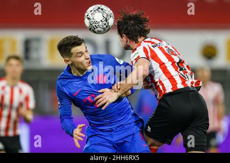 ROTTERDAM, NIEDERLANDE - 23. JANUAR: Anastasios Douvikas vom FC Utrecht, Dirk Abels von Sparta Rotterdam während des niederländischen Eredivisie-Spiels zwischen Sparta Rotterdam und dem FC Utrecht am 23. Januar 2022 in Het Kasteel in Rotterdam, Niederlande (Foto: Herman Dingler/Orange Picts) Stockfoto