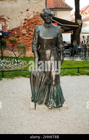 Zagreb, Kroatien, Republika Hrvatska, Europa. Statue von Marija Juric Zagorka (18731957), bekannt unter ihrem Pseudonym Zagorka, war eine kroatische Journalistin, Schriftstellerin und Frauenrechtlerin. Sie war die erste Journalistin in Kroatien und gehört zu den meistgelesenen kroatischen Schriftstellerinnen. Stockfoto