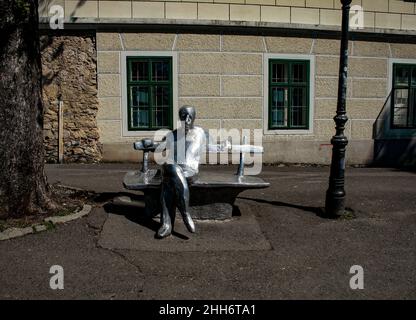 Zagreb, Kroatien, Republika Hrvatska, Europa. Statue von Antun Gustav Matos (1873-1914), kroatischer Schriftsteller und Journalist, der auf einer Bank sitzt, angefertigt vom kroatischen Künstler Ivan Kozaric (1921-2020) im Jahr 1978. Stockfoto