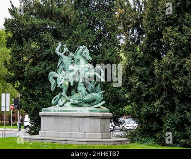 Zagreb, Kroatien, Republika Hrvatska, Europa. Die Statue des heiligen Georg, der den Drachen tötete, von Anton Dominik Fernkorn, die sich in der südwestlichen Ecke des Platzes der Republik Kroatien (Trg Republike Hrvatske) befindet, wurde 1853 in Wien angefertigt. Stockfoto