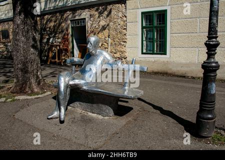 Zagreb, Kroatien, Republika Hrvatska, Europa. Statue von Antun Gustav Matos (1873-1914), kroatischer Schriftsteller und Journalist, der auf einer Bank sitzt, angefertigt vom kroatischen Künstler Ivan Kozaric (1921-2020) im Jahr 1978. Stockfoto