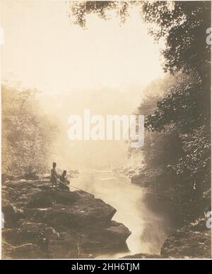 Wharfe und Pool, unterhalb des Strid 1854 Roger Fenton Britisch der Fluss Wharfe in Yorkshire war zu Fentons Zeiten ein beliebter Touristenort. Die Kulisse des Bolton Priory (bekannt als Bolton Abbey) auf einem Vorgebirge mit Blick auf den Fluss inspirierte Turner und wurde von Ruskin gepriesen. Dieses Bild hat Fenton vielleicht auf seiner ersten fotografischen Expedition durch Yorkshire im Jahr 1854 gemacht. Auf der jährlichen Ausstellung der Photographic Society im Januar 1855 zeigte er seine Ansichten von Bolton und seiner Umgebung, zusammen mit denen von Fountains und Rievaulx. Diese Fotografien etablierten ihn als Meister der Architektur und Stockfoto