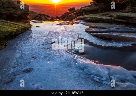 Eis auf dem Fluss Kinder bei Kindern Untergang im Peak District, Sonnenuntergang in der Ferne Stockfoto