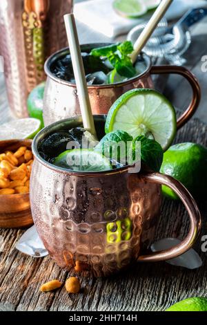 Nahaufnahme eines Moskauer Mule-Mückenschwanzes mit Bambusstrohhalmen, bereit zum Trinken. Stockfoto