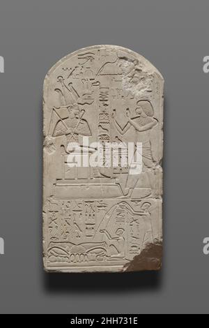 Stela von Senu Adoring Osris Ca. 1390–1352 v. Chr. Neues Königreich Diese Stele zeigt den königlichen Schreiber Senu, der den gott Ossis, Herrscher der Unterwelt, anbetend darstellt. Unten ist der Sohn Senus, der Lektor-Priester Pawahy, zweimal dargestellt. Einmal stehen und ein Trankopfer gießen; einmal knien und das vor ihm eingeschriebene Begräbtsgebet rezitieren. Eine zweite Stele von Senu ist in derselben Galerie ausgestellt (12.182.39). Stela von Senu Adoring Osris. Ca. 1390–1352 V. CHR. Kalkstein. Neues Königreich. Aus Ägypten; wahrscheinlich aus Mittelägypten, Tuna el-Gebel. Dynastie 18 Stockfoto