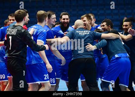 Bratislava, Slowakei. 23rd Januar 2022. Handball: Europameisterschaft, Polen - Russland, Hauptrunde, Gruppe 2. Die russische Mannschaft reagiert nach dem Spiel. Quelle: Marijan Murat/dpa/Alamy Live News Stockfoto