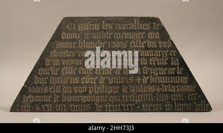 Grabplatte von Blanche von Frankreich (1328–92), Tochter von Karl IV. Von Frankreich und Jeanne d'Evreux nach 1392 Französisch die Inschrift lautet in Übersetzung: „Hier liegen die Eingeweide der Herrin edler Erinnerung, meiner Frau Blanche, Tochter des verstorbenen Karl, König von Frankreich und Navarra, und der Königin Jeanne d’Evreux, seiner Frau. Diese Tochter war die Frau meines herrn, des Herzogs von Orleans, des Hauses Valois und des Beaumont, des Sohnes des verstorbenen Königs Philipp von Valois und der Königin Jeanne de Bourgogne, Die im Jahr 1.000 dreihundertachtzigundachtzig und zwölf, im Monat Februar, starben. Pra Stockfoto