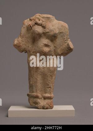 Fragment einer Figur Koptisch des 4th.–7th. Jahrhunderts Dieses handgeformte Objekt wurde in christlichen Häusern gefunden, aber Werke wie diese setzen eine lange Geschichte ägyptischer Fruchtbarkeitsfiguren fort. In den Häusern des Ortes wurden verzierte Wandnischen gefunden, die als häusliche Schreine gedacht wurden. Diese Figur könnte in einem als Votivopfer verwendet worden sein. Aus unbekannten Gründen scheint es absichtlich zerstört worden zu sein. Fragment einer Abbildung 478452 Stockfoto