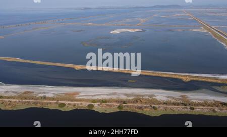 Lagune von Mesologgi, Luftdrohnenansicht, Aitoloakarnania, Griechenland Stockfoto