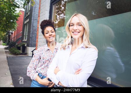 Zwei junge, stolze Unternehmer blicken in die Kamera. Hochwertige Fotos Stockfoto