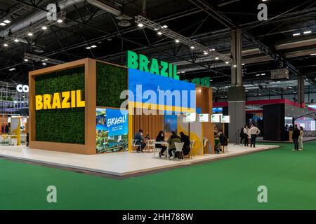 Madrid, Spanien. 23rd Januar 2022. Besucher der FITUR 2022. Die FITUR ist eine der weltweit führenden Messen für Tourismusveranstaltungen und ein Hub par excellence für den ibero-amerikanischen Markt. Organisiert von der IFEMA MADRID, findet die Ausgabe 42nd vom 19. Bis 23. Januar 2022 in der spanischen Hauptstadt statt. Kredit: SOPA Images Limited/Alamy Live Nachrichten Stockfoto