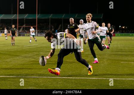 LONDON, GROSSBRITANNIEN. JAN 23rd Ben Loader aus London Irisch versucht es beim European Rugby Challenge Cup Spiel zwischen Saracens und London Irish am Sonntag, 23rd. Januar 2022, im Allianz Park in London. (Kredit: Juan Gasparini | MI Nachrichten) Kredit: MI Nachrichten & Sport /Alamy Live Nachrichten Stockfoto