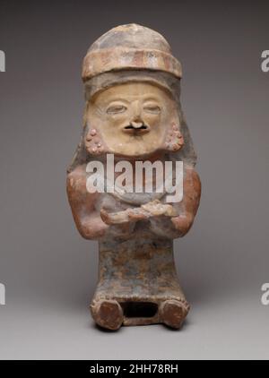 Figure Holding Child 4th–7th Century Bahia die Bahía-Völker an der zentralen Küste Ecuadors setzten die lange Tradition der Herstellung von Keramikfiguren fort. Begonnen in der Region im dritten Jahrtausend v. Chr., dauerte es bis zur spanischen Eroberung im sechzehnten Jahrhundert. Bahía Figuren sind zahlreich und variieren in Stil, Größe und Technik. Einige werden von Hand modelliert, andere werden in Formen hergestellt. Wieder andere werden teilweise modelliert und teilweise von Hand modelliert, wie es hier der Fall ist. Die markante große, hohle Figur aus dickem Lehm zeigt eine sitzende Frau mit ihren kurzen Beinen, die vorne ausgestreckt sind. Sie hält einen Stockfoto