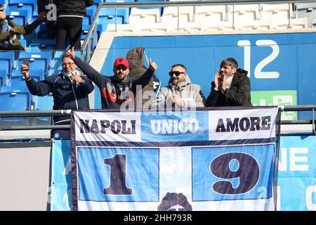 Neapel, Kampanien, Italien. 23rd Januar 2022. Während des italienischen Serie A Fußballmatches SSC Napoli gegen FC Salernitana am 23. Januar 2022 im Diego Armando Maradona Stadium in Neapel.in Bild: Unterstützer Neapel (Kreditbild: © Fabio Sasso/ZUMA Press Wire) Stockfoto