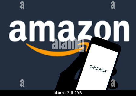 Spanien. 12th Januar 2022. In dieser Fototafel wird das Goodthreads-Logo auf einem Smartphone mit einem Amazon-Logo im Hintergrund angezeigt. Kredit: SOPA Images Limited/Alamy Live Nachrichten Stockfoto