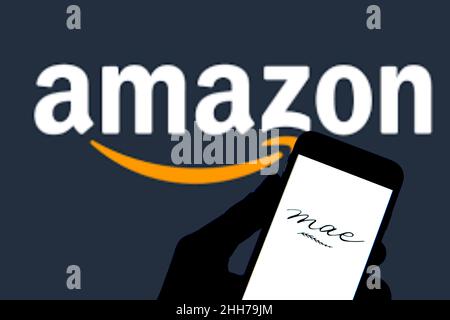 Spanien. 12th Januar 2022. In dieser Abbildung sehen Sie das Mae-Logo auf einem Smartphone mit einem Amazon-Logo im Hintergrund. Kredit: SOPA Images Limited/Alamy Live Nachrichten Stockfoto