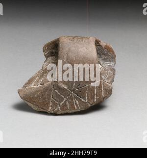 Terrakotta-Randfragment mit Henkel und eingeschnittener Dekoration ca. 3600–3100 v. Chr. Kretischer aus Knossos, CreteFragment einer Vase mit Henkel, graues Geschirr, verziert mit eingeschnittenen Linien. Terrakotta-Randfragment mit Henkel und eingeschnittener Verzierung 248516 Stockfoto