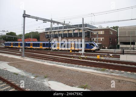 Der lokale Pendler CAF Civity SNG fährt am Bahnsteig am Bahnhof Zwolle in den Niederlanden entlang Stockfoto