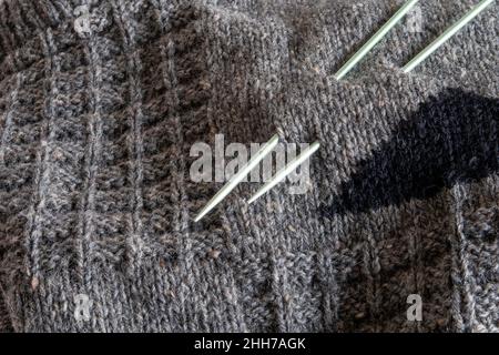 Stillleben des handgestrickten Pullovers mit Stricknadeln, USA Stockfoto