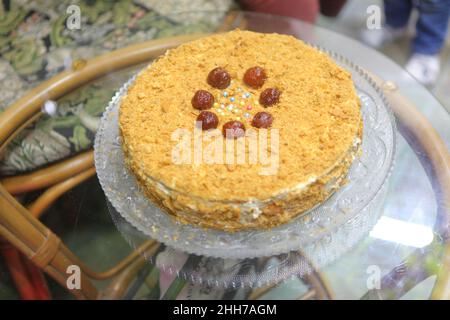 Honigkuchen mit Beeren verziert Stockfoto