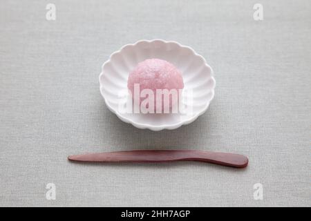 sakura Mochi Reiskuchen Japanische Süßwaren auf Teller auf Tischtuch Stockfoto
