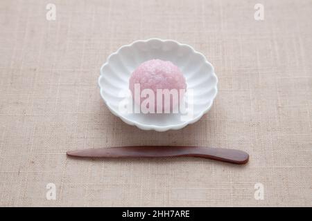 sakura Mochi Reiskuchen Japanische Süßwaren auf Teller auf Tischtuch Stockfoto