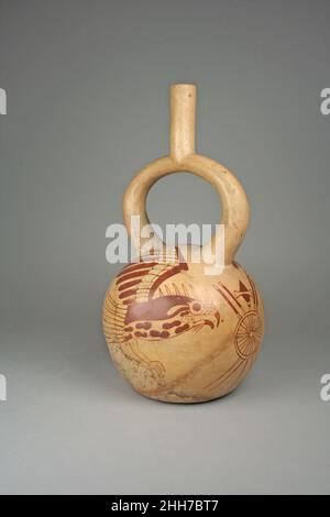 Raptorial Bird Bottle 4th–7th Century Moche Diese bemalte Flasche mit Steigbügel und Auslauf, die zwei Greifvögel darstellt, wurde von Moche-Künstlern der peruanischen Nordküste hergestellt. Diese Art von Keramik wird als „Fineline“ bezeichnet, so dass sie nach den detaillierten Figuren und Szenen benannt ist, die zart in rotem Slip (einer Suspension aus Ton und/oder anderen Farbstoffen im Wasser) auf weißem Hintergrund gemalt wurden. Auf diesem Schiff illustrierte der Künstler zwei fast identische Greifvögel, vielleicht Falken, Falken oder Fischadler, getrennt durch Kriegsbündel, bestehend aus einem Schild, einer Keule und Speeren oder Darts. Beide Schilde sind mit sonnenbrisartigen Desi verziert Stockfoto