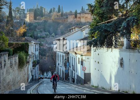 GRANADA ANDALUSIEN SPANIEN DER ALHAMBRA-PALAST DER CAMINO DEL SACROMONTE UND EIN RADFAHRER AM FRÜHEN MORGEN Stockfoto