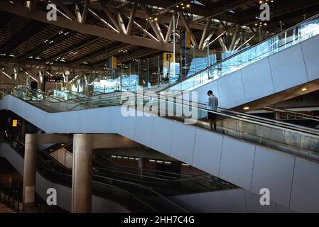 Bangkok, Thailand. 03rd. Juli 2021. Ein Passagier fährt auf einer Rolltreppe am Flughafen Suvarnabhumi. Phuket begrüßte die ersten Touristen im Rahmen des Quarantänefreien Sandkastenprogramms. In der Zwischenzeit fährt Suvarnabhumi fort, seine geringe Anzahl von Neuankömmlingen nach ASQ zu bringen. Der Flughafen bleibt unheimlich verlassen, die Mitarbeiter in voller PPI-Bewegung in der Ankunftshalle und die Reinigungskräfte mit gelben Trolleys bewegen sich langsam durch leere Korridore. (Foto von Mailee Osten-Tan/SOPA Images/Sipa USA) Quelle: SIPA USA/Alamy Live News Stockfoto