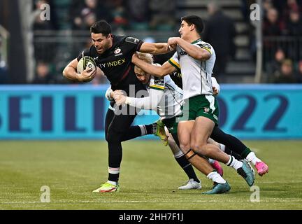 Barnett, Großbritannien. 23rd Januar 2022. Heineken Challenge Cup. Saracens V London Irisch. StoneX Stadium. Barnett. Sean Maitland (Saracens) wird angegangen. Kredit: Sport In Bildern/Alamy Live Nachrichten Stockfoto