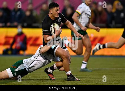 Barnett, Großbritannien. 23rd Januar 2022. Heineken Challenge Cup. Saracens V London Irisch. StoneX Stadium. Barnett. Manu Vunipola (Sarazenen) wird angegangen. Kredit: Sport In Bildern/Alamy Live Nachrichten Stockfoto