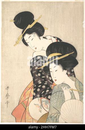 Zwei Frauen ca. 1790 Kitagawa Utamaro der Japaner Utamaro hat diese beiden Schönheiten übereinander in einer unvergesslichen geschwungenen Diagonale gesetzt. Das Bild wird rechts beschnitten, während beide nach unten in die linke Ecke schauen. Wie in der traditionellen Tuschemalerei, in der Negativ und positiv gegeneinander ausgespielt werden, hat der Künstler hier nicht nur die Formen selbst gegen den leeren Boden, sondern auch die konturlosen, weißgetupften Gesichter und abgetrennten roten Lippen gegen den lebendigen Stoff aus Roben und schwarzen Haaren in Opposition gestellt. Das Tragen eines breiten obi in der späten Edo-Periode veränderte die Art und Weise, wie Kosode verfielen Stockfoto