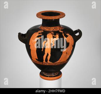 Terrakotta-Hydria: Kalpis (Wasserbehälter) ca. 460–450 v. Chr. dem Villa Giulia-Maler Satyr mit jungen Dionysos zwischen den FrauenNachdem Dionysos aus dem Oberschenkel seines Vaters Zeus geboren wurde, wurde er von den Nymphen auf dem Berg Nysa erzogen; seine Lage war unbestimmt, aber wahrscheinlich in Nordgriechenland. Die Darstellung hier stellt eine Zusammenlegung der Nymphen und der Maenaden dar, die seine weiblichen Anhänger werden sollten. Terrakotta-Hydria: Kalpis (Wasserbehälter) 256791 Stockfoto