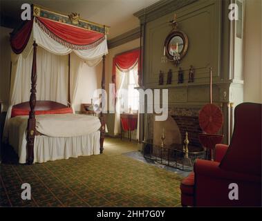 Salon aus dem James Duncan Jr. Haus, Haverhill, Massachusetts Ca. 1805 American The Haverhill Room ist der formelle Salon (jetzt als Schlafzimmer eingerichtet) aus einem Haus, das ursprünglich James Duncan Jr. (1756–1822) gehörte. Duncan war ein Kaufmann, der in Haverhill, Massachusetts, einer Stadt dreißig Meilen nördlich von Boston, lebte. Er wuchs als Partner im Schiffs- und Handelsgeschäft, das von seinem Vater James Duncan Sr. (1726–1818) begonnen wurde, wohlhabend an. Der finanzielle Erfolg erlaubte Duncan, im ersten Jahrzehnt des 19. Jahrhunderts ein elegantes Haus zu bauen. Sein Interieur stellt den neoklassizistischen Stil des Archit dar Stockfoto