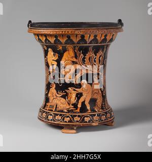 Terrakotta-Situla (Eimer) ca. 360–340 v. Chr. dem Lykergus-Maler Dionysos unter Satyrs und Maenaden zugeschrieben. Auf dem Boden, rundes Gesicht eine Situla ist ein Eimer, der zum Dekanieren von Wein serviert wird. Die Form ist in Metallbeispielen und in Terrakotta-Gegenstücken verschiedener Typen gut belegt. Dieses Stück zeigt eine temperamentvolle Darstellung des weingottes Dionysos, der seinen griffingezogenen Wagen zu einer Versammlung seiner Anhänger fährt. Besonders aufnehmend ist, dass der alte Satyr einen Krug in den verzierten Kelchkrater taucht, wahrscheinlich um die Trankopfer-Schale in seiner linken Hand zu füllen. Auf der Rückseite sitzt Dionysos zwischen einer SA Stockfoto