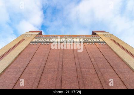 Blick auf baltische Blumenmühlen Zeichen Joseph Rank ltd aus Keramikfliesen an der Wand des Baltic Arts Center und Galerie gateshead tyne & Wear Stockfoto